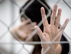 Saat Kerja, Anak Kandung Berhubungan Badan Dengan Bapak Tiri