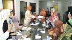 Kembali Salurkan Bantuan, Giliran Ibu-ibu Pengajian Al-Hidayah Dibantu Dewi Komalasari