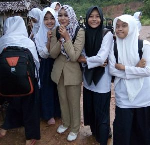 Curhatan Seorang Guru Yang Nyaris Jadi Korban Tenggelam Demi Pendidikan