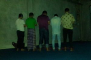 Warga Sholat Gelap-gelapan di Musholah Kawasan Wisata Bintan Lagoi