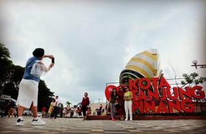 Turis Mancanegara Berselfie Ria di Gedung Gonggong