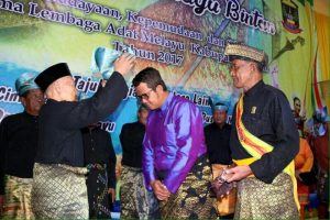 Bupati Bintan Dianugerahi Tanjak Kebesaran Melayu Bintan