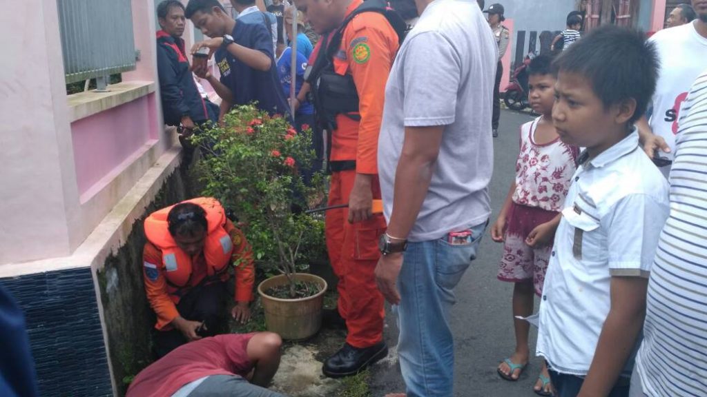 Sempat Mandi Air Hujan Bersama Abang, SAR Dan Warga Terus Melakukan Pencarian