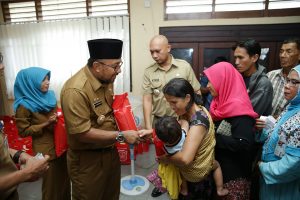 Giliran Pemko Tanjungpinang Bagikan Bantuan Sembako Untuk 10.196 RTS