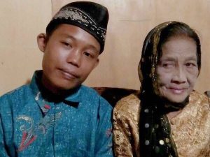 Merasa Nyaman, Pemuda 16 Tahun Nikahi Nenek Berusia 71 Tahun