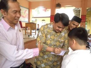 Pelajar SMP N 1 Berebut Meminta Tanda Tangan Ade Angga