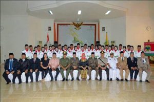 BUPATI LINGGA ALIAS WELLO KUKUHKAN 32 PASKIBRAKA