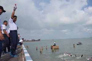 TIM RENANG LAUT DAN DAYUNG PERAHU KARET SATKAMLA LANTAMAL IV KELUAR SEBAGAI JUARA I.