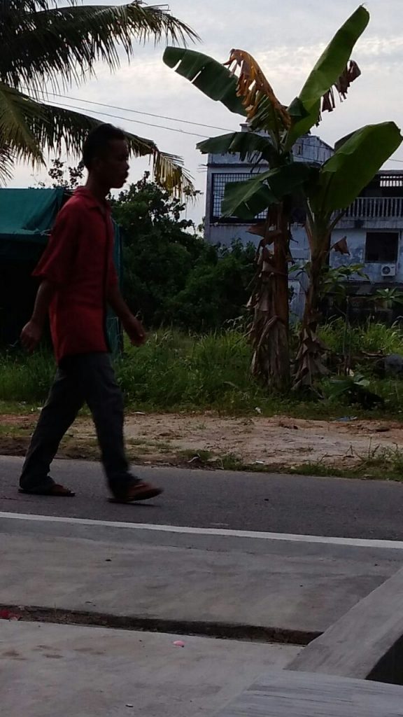 Orang Gila Bawa Sajam Terus Berkeliaran, Warga Resah