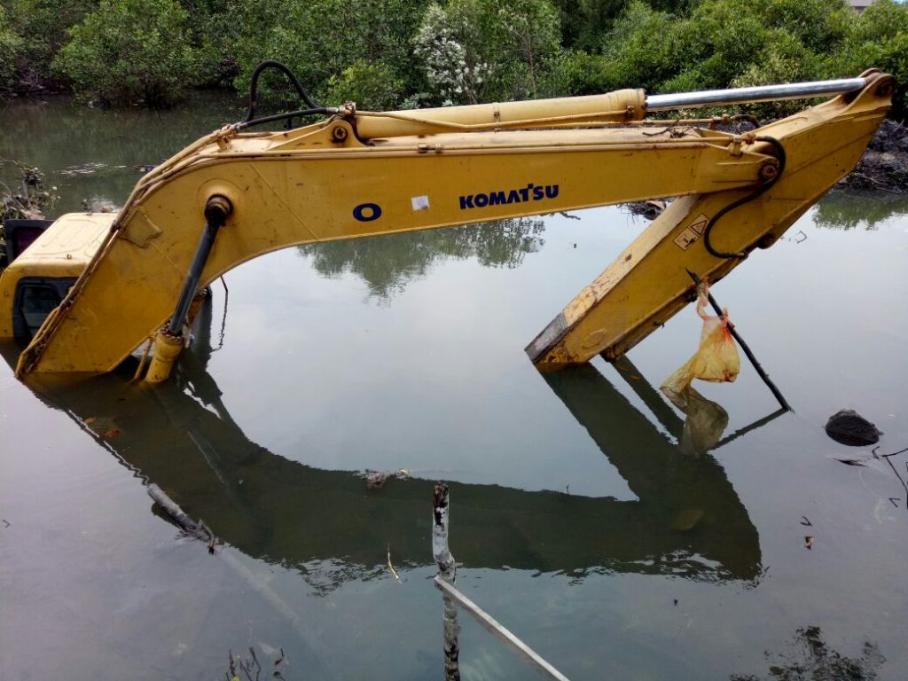 Alat Berat Milik PT Jaya Kencana Sarana Nyusup Ke Bakau