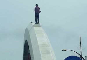 Seorang ABG Nekat Manjat Lengkungan Pilar Jembatan Sani, Dompak