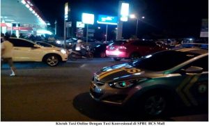 Ricuh, Penumpang Taksi Online Disandera Sopir Taksi Konvensional
