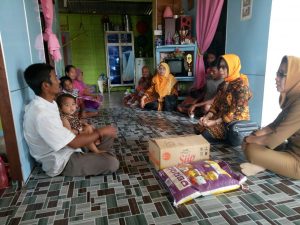 Pasca Ledakan, Nurhayati Hamid Serahkan Bantuan ke Desa Teluk Buton
