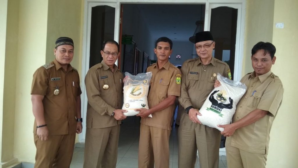 Kades Bukit Langkap Dan Panggak Darat Menyerahkan Hasil Panen Padi Ke Bupati Lingga