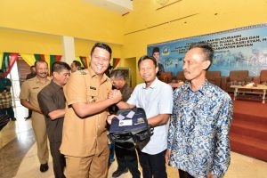 Bupati Bintan Resmi Menyerahkan Operasional RT/RW Triwulan I Tahun 2018