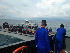 Respon Cepat Ditpolairud Polda Kepri Evakuasi 96 TKI Hanyut di Perairan Singapura