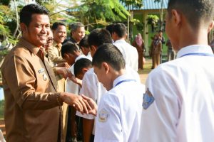 Bupati dan Wakil Bupati Bintan Tinjau Pelaksanaan UN
