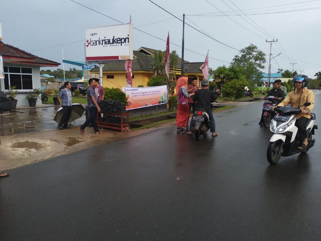 Bank Riau Kepri Capem Daik Bagi-bagi Takjil