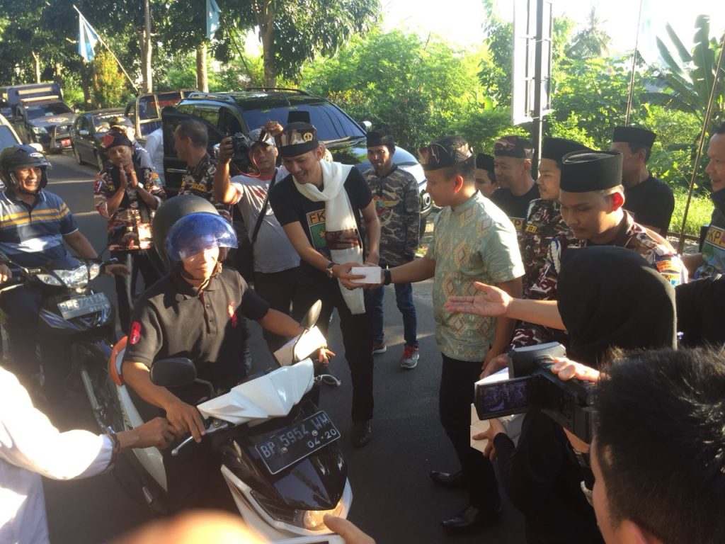 KB FKPPI Kepri Berbagi Ratusan Takjil Kepada Masyarakat