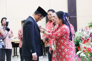 Bupati Bintan dan Ketua TP PKK Kabupaten Bintan Terima Lencana Manggala Karya Kencana