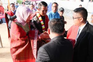 Hadiri Pesta Gotilon HKBP, Bupati dan Istri Dihadiahi Kain Ulos