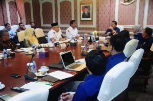 Subuh dengan UAS, Siang Temui Dua Menteri