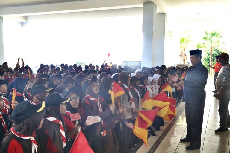 Anggota DPRD Kepri, Hanafi Ekra saat menyambut dengan salam pramuka
