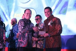 Bupati Bintan Terima Penghargaan Ki Hajar Award 2018