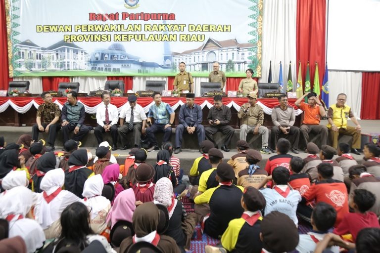 Ketua DPRD Kepri bersama rombongan menyambut adik-adik pramuka