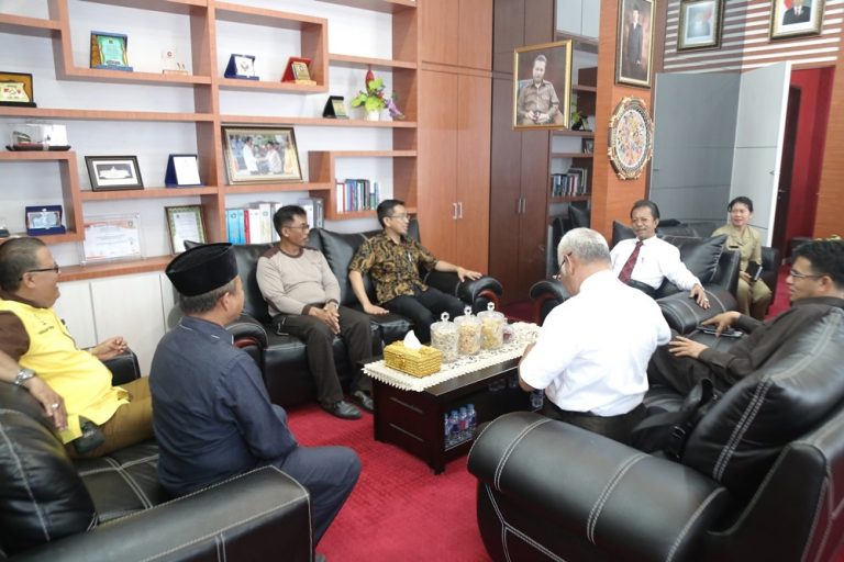 Ketua dan anggota DPRD Kepri saat berbincang dengan pengurus pramuka