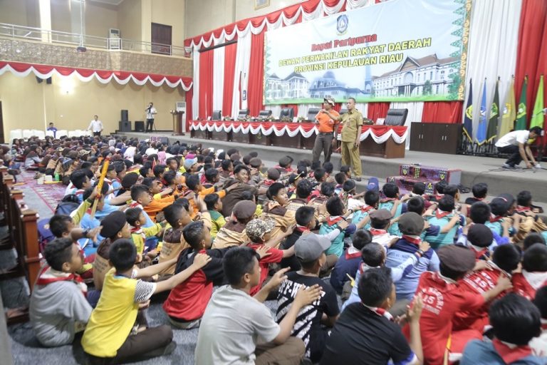 Saat berkumpul dalam gedung, Rapat Paripurna DPRD Kepri