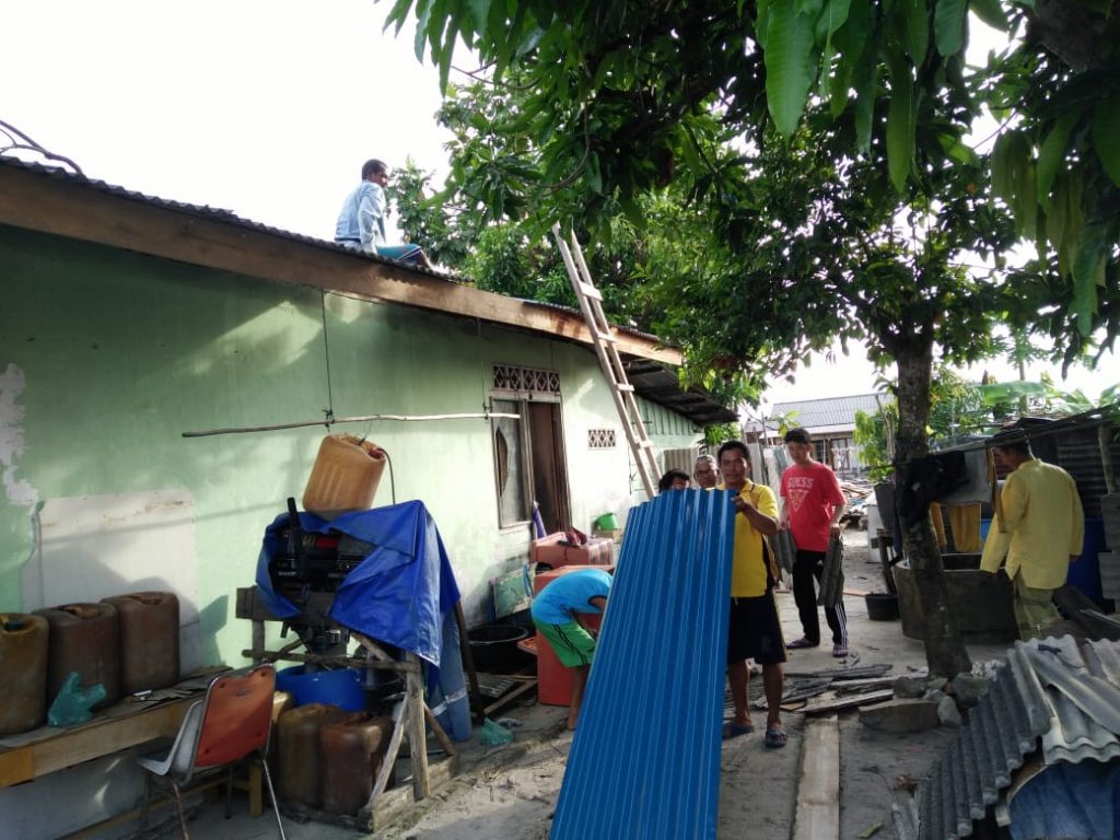 Dihantam Puting Beliung, Warga Benan Kompak Gotong Royong