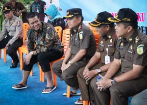 Bupati Bersama Kajati Kepri Serahkan Bantuan Kapal Motor Nelayan