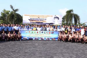 Bersih-bersih Pantai Sempena Hari Dharma Samudera