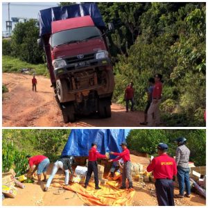 Kelebihan Muatan, Truk Merah Bermuatan Barang Stending Ditanjakan Roro Penarik