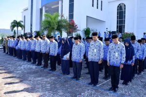 Bupati Serahkan SK Kementan Tentang Bibit Cengkeh Unggul dan Mesin Perontok Padi