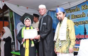 Santri Daar El Ihsan diwisuda