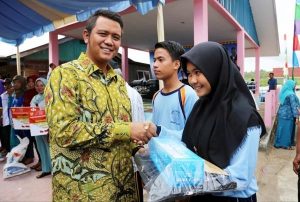 November, Perlengkapan Sekolah Dibagikan