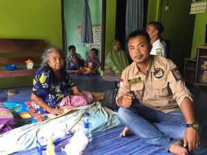 Ketua Hi-Melaya Kecamatan Lingga Timur Serahkan Bantuan Untuk Warga Kurang Mampu