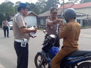 Polsek Daik Bagikan Ratusan Masker Ke Pengendara