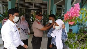 Polsek Teluk Bintan Bagi Masker Bagi Pelajar dan Warga