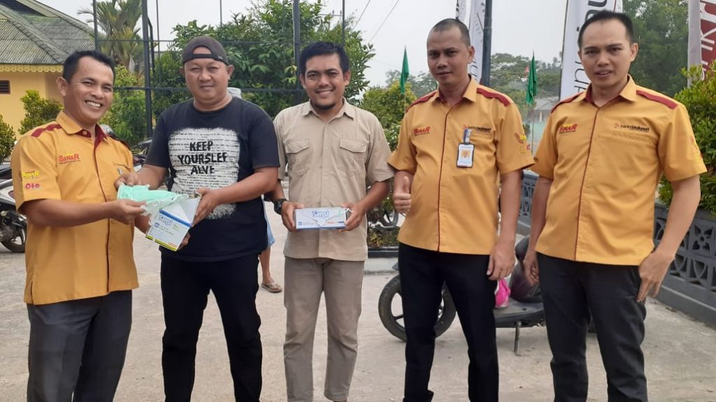 BRK Capem Daik dan Wartawan Lingga Turun Kejalan Bagikan Ratusan Masker