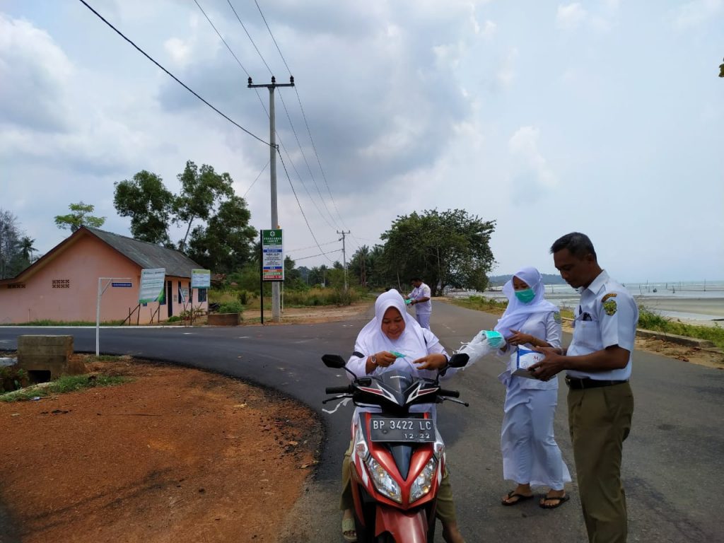 Sadar Bahaya ISPA Staf Puskesmas Lanjut Lingga Bagikan Ratusan Masker