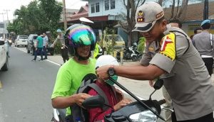 Kapolres Natuna Turun ke Jalan Bagikan Masker Untuk Pengendara