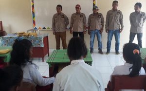 Serahkan Ratusan Buku Ke SD Negri O16 Linggut, Hi-Melaya Lingga : Mereka Penerus Bangsa