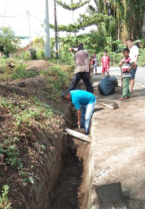 Demi lingkungannya Bersih dan Indah, Lurah Batu Hitam Ajak Warga Bersihkan Drainase
