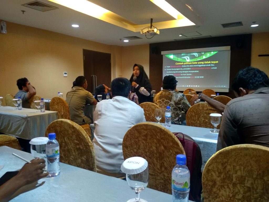 Pemateri Salut Antusias Peserta Dalam Penyuluhan Bahasa Indonesia