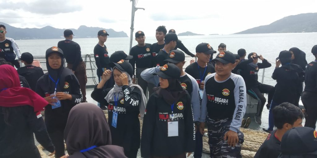 Joy Sailing Mengunakan Kapal KRI-TCB 532, Peserta Bela Negara Tampak Gembira