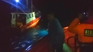 Gerak Cepat Tim SAR Lakukan Pertolongan Untuk Nelayan