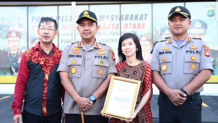 Tolak Barangan Dagangan Diborong, Pedagang Sembako Ini Dapat Penghargaan